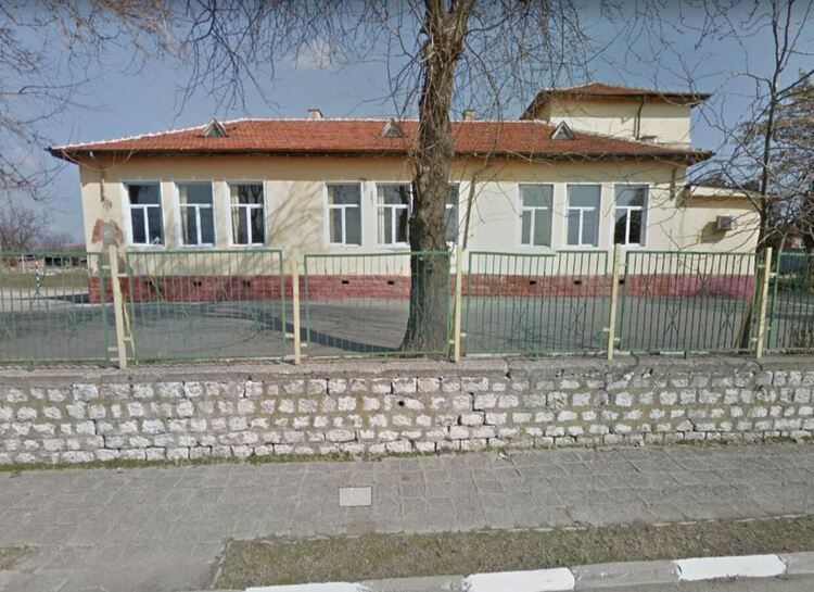 Тийнейджъри разсипаха течен сапун и дезинфектант в училище, деца задигнаха пари 