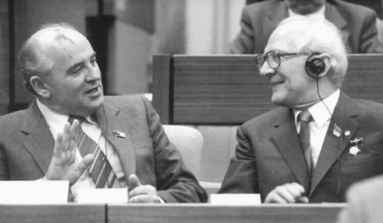 Михаил Горбачов и Ерих Хоникер (Коминистическата партия в ГДР), 1986 год.