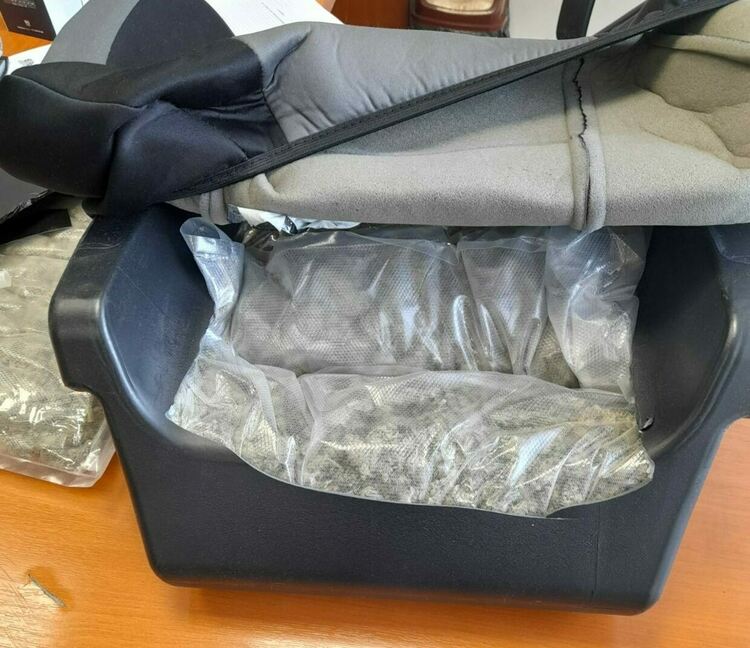 1 г. условно за мъж, крил марихуана в детско столче в кола