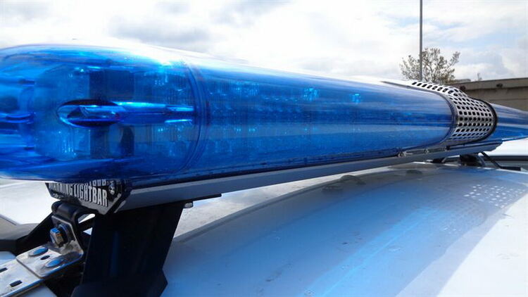 Жена от Тополово удари полицай с камък 
