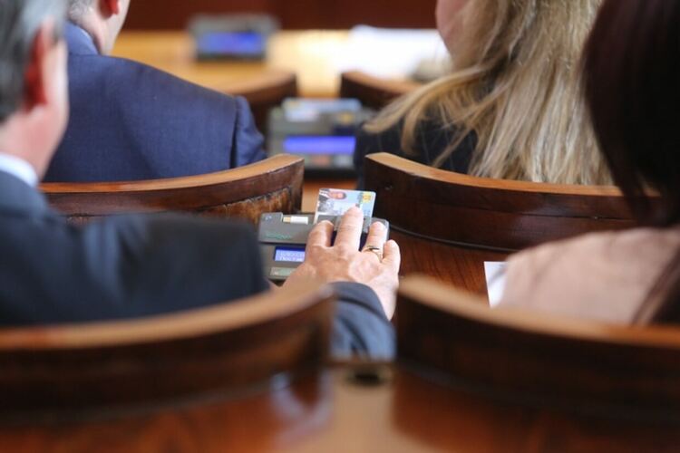 Решението България да изпрати военна помощ на Украйна ратифицирано с мъка в парламента