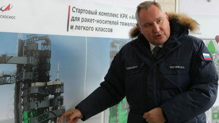 Рогозин изпрати на Макрон шрапнел от френска гаубица, с който бил ранен в Украйна