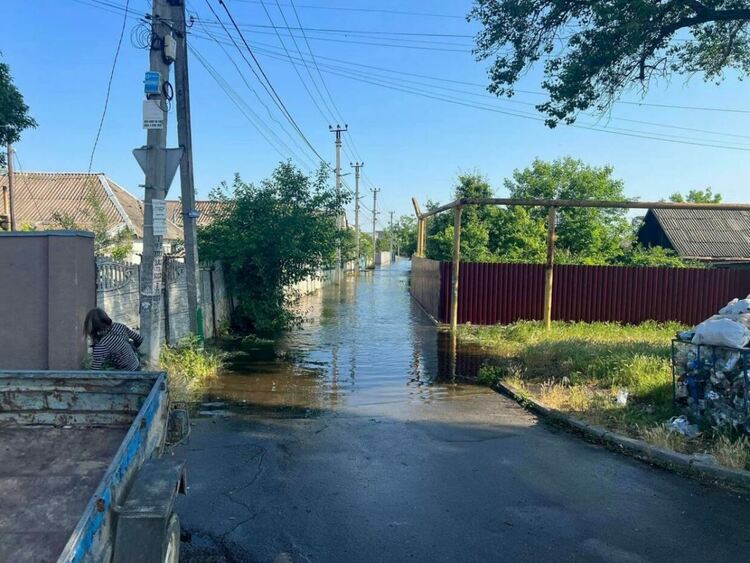 Водата от взривения язовир Каховка носи мини и стотици тонове машинно масло