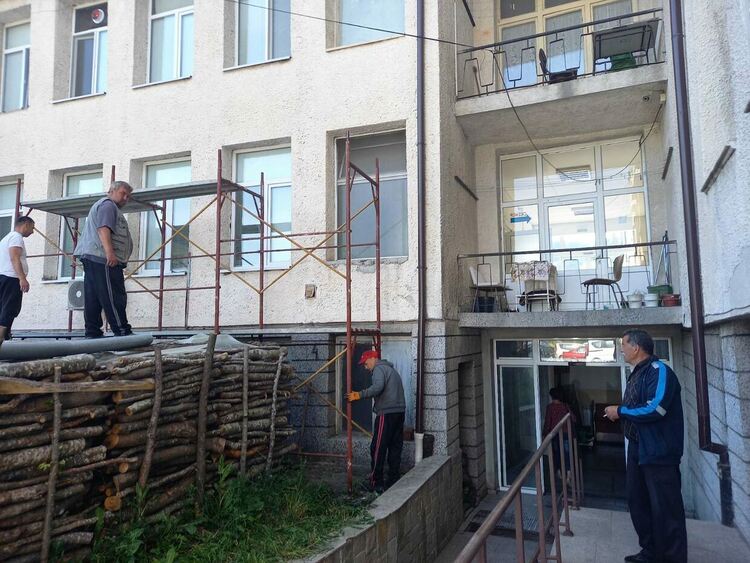 В Златоград най-после линейките "ще си имат" навес