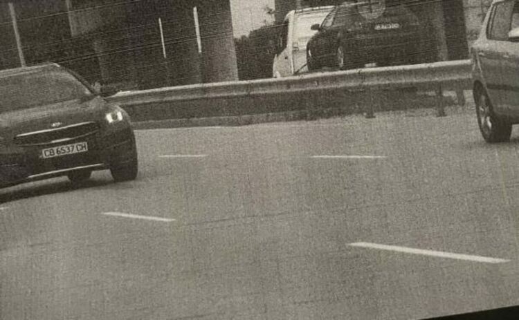 На снимката към електронния фиш се вижда, че автомобилът нарушител превишава скоростта докато е качен върху платформата на репатрак, чийто номер не се вижда зад мантинелата