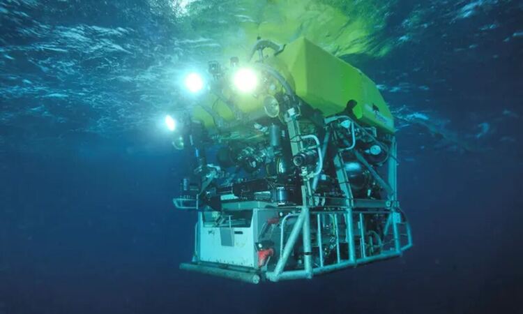 Два френски дълбоководни робота Victor 6000 се включиха в издирването