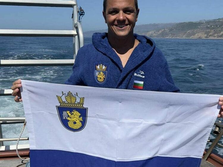 Цанко Цанков преплува 37 км и развя знамето на Бургас
