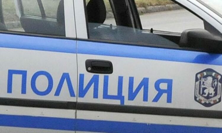 Задържаха крадец, който задигнал пари от лека кола