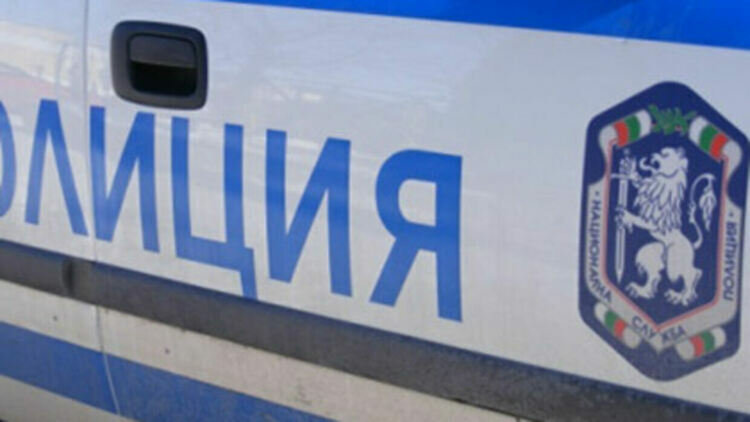 Кола се удари в крайпътен скат на пътя Пловдив-Смолян