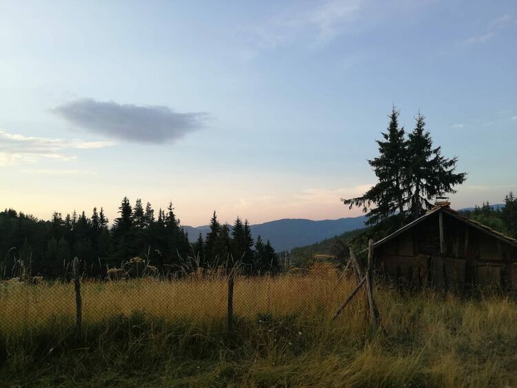 Облачно, дъждовно и студено за сезона