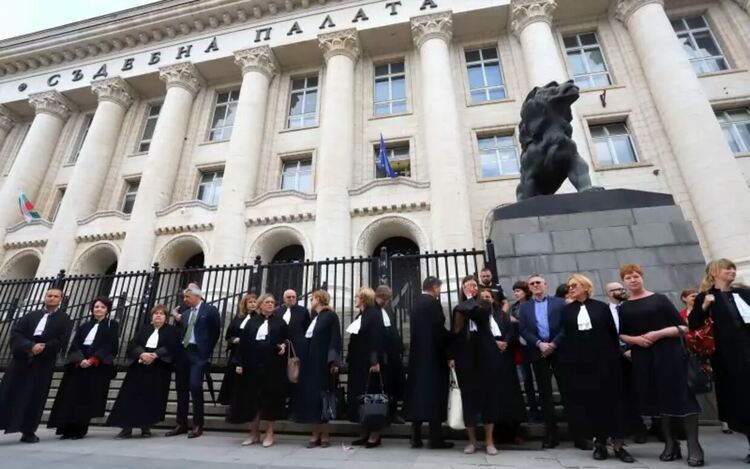 Адвокати излизат на протест срещу ВСС и Сарафов