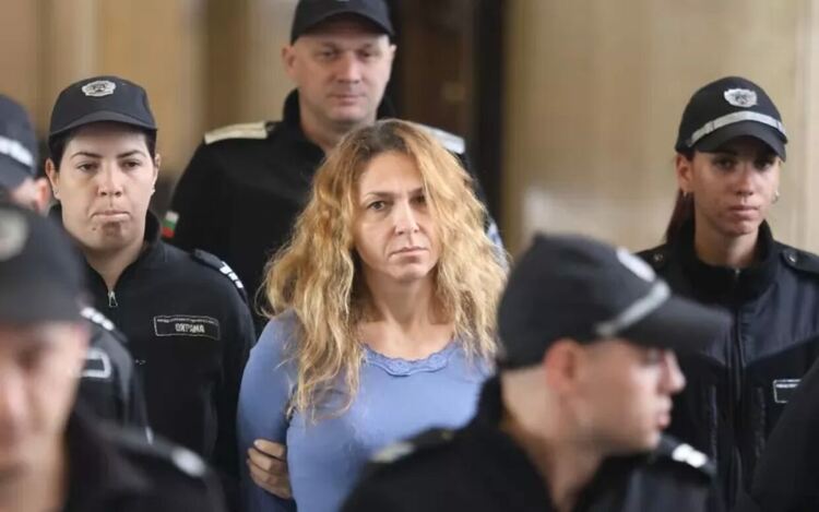 5 неудобни въпроса за митническата афера