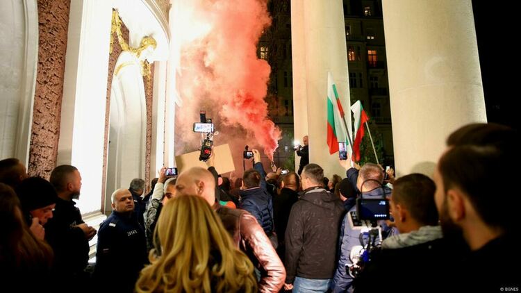 Полицията не спря протестиращите пред Народния театър