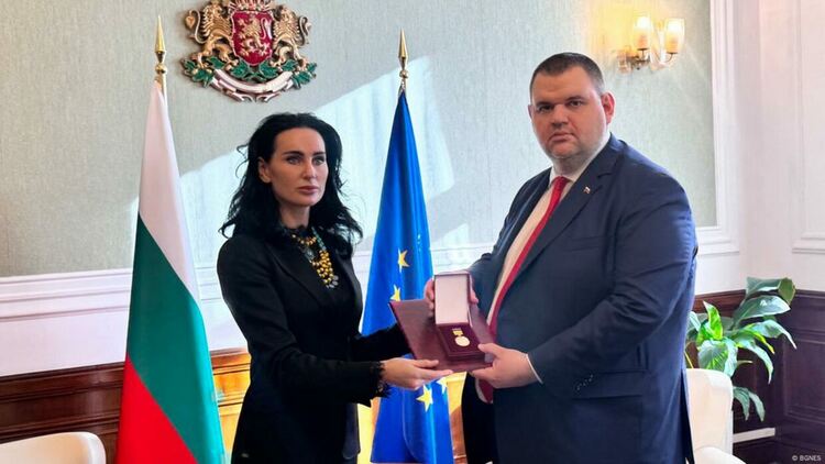Защо тъкмо Пеевски получи този медал от Украйна?