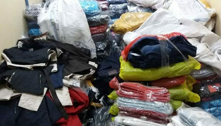 Близо 13 500 „маркови“ стоки са открити в два товарни автомобила
