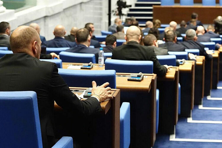  Трети вот на недоверие в парламента. Обречен ли е?