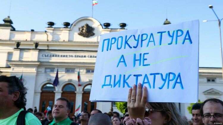 Заплашена ли е България от автокрация?