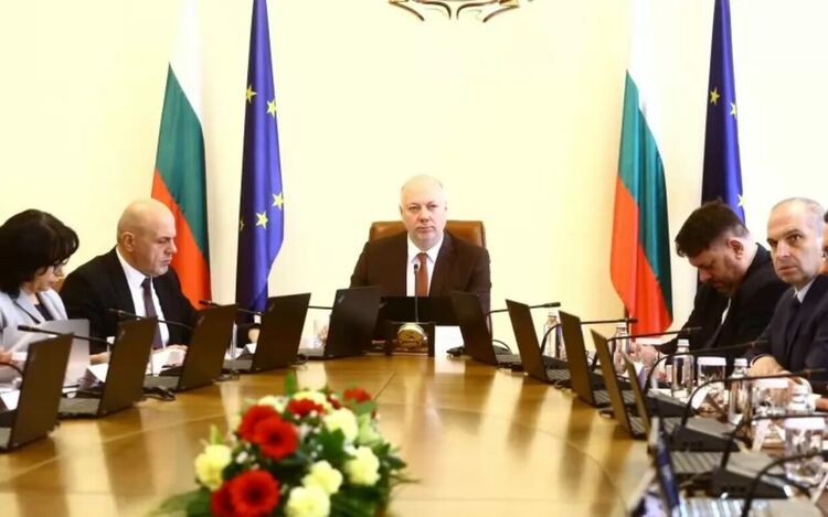Министерства вдигат държавни такси преди приемането на еврото