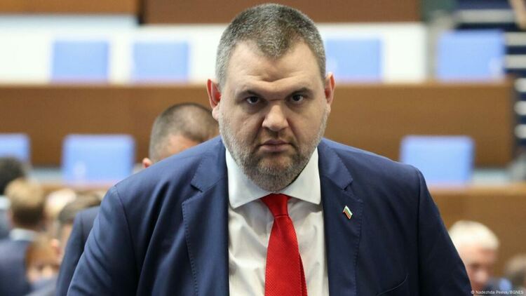 Как лъсна голямото „Д“ на държавата