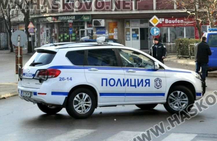 Мъж глътна 4 грама пико пред полицаи и го откараха за промивка на стомаха 