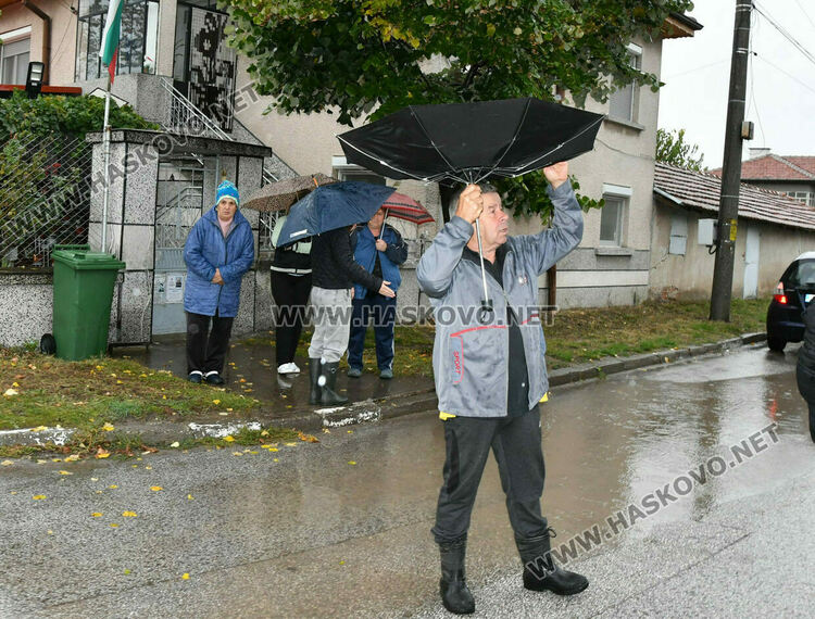 Облачно, ветровито и дъждовно време в четвъртък 