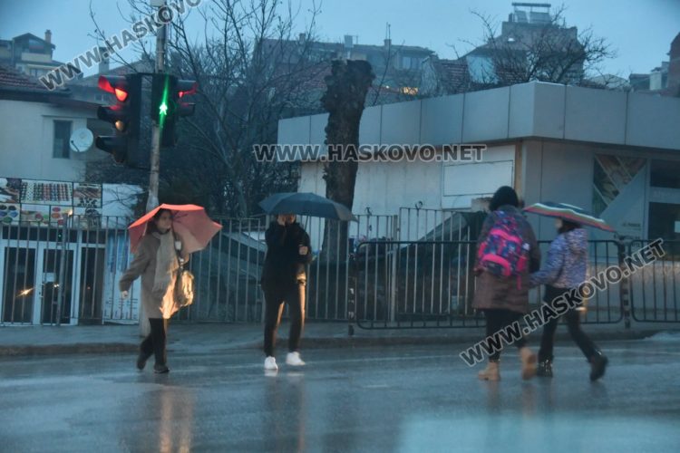 Предимно облачно и дъждовно във вторник