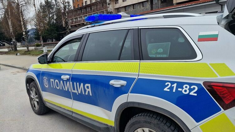 Млад шофьор обърна автомобил по таван след удар в бордюр в Смолян
