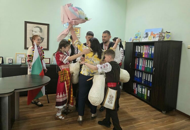 Млади таланти от СУ „Йордан Йовков“ изненадаха директора си след триумфално завръщане от Париж