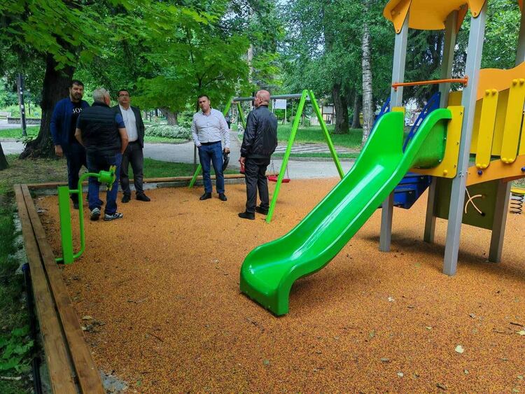 Обновена детска площадка посреща малчуганите в парк „Острова“ в Девин