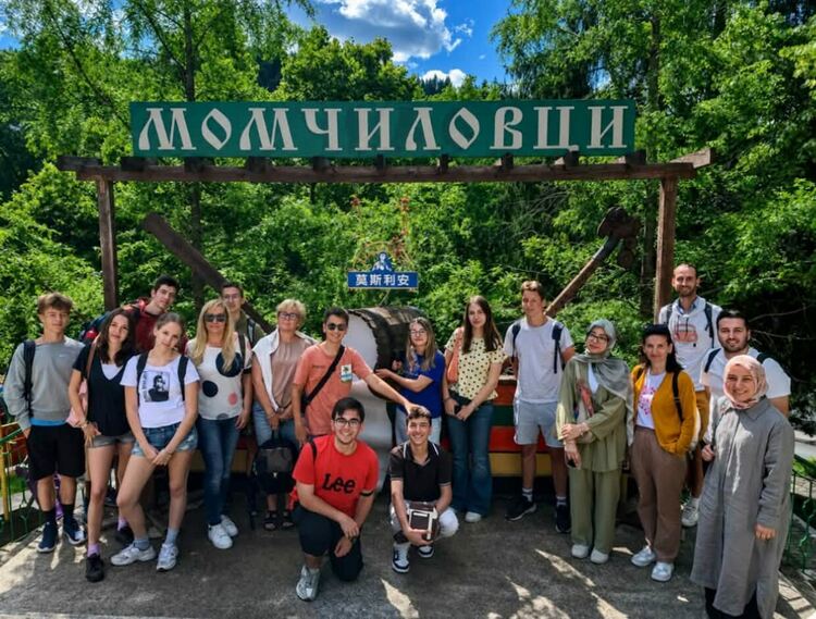 Младежи от побратимените на Смолян градове Кишпещ и Пендик посетиха Момчиловци