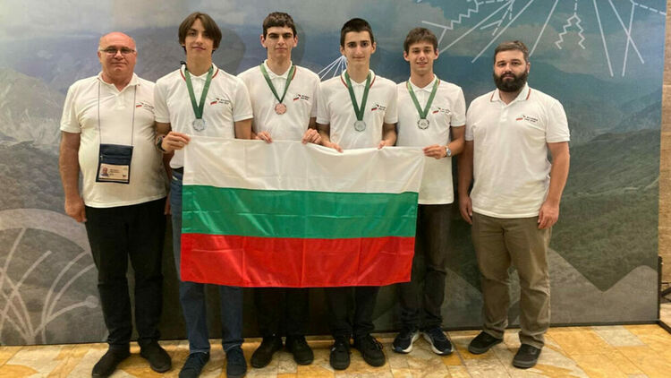 Български ученици спечелиха пет медала от Международната олимпиада по физика в Колумбия