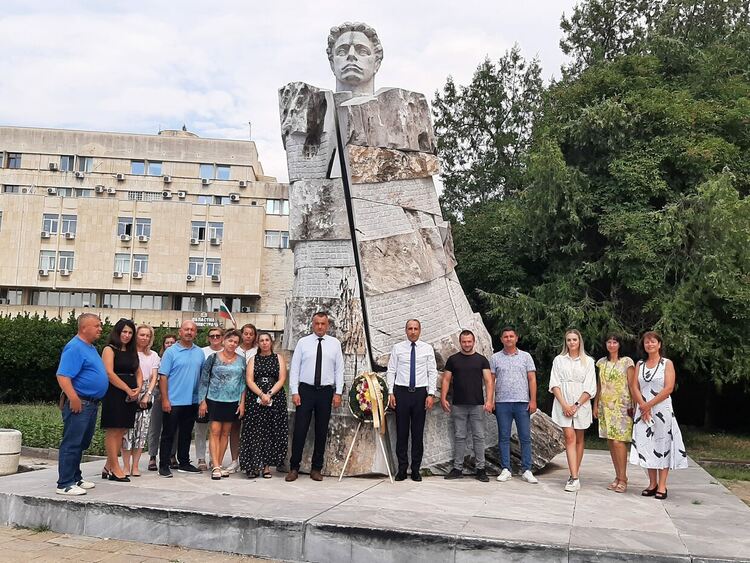 С поднасяне на венец пред паметника на Васил Левски  Областната администрация в Кърджали почете 189-ата годишнина от рождението на Апостола на свободата 