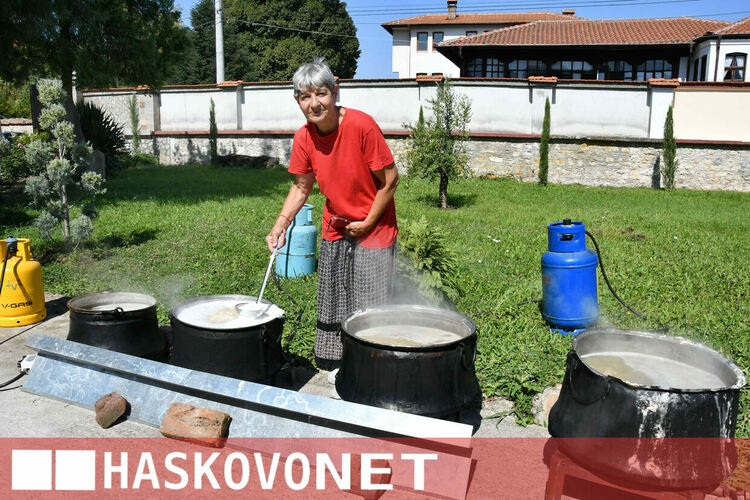 Четири казана с фасул сготвиха в Хасково за празника на Пресвета Богородица 