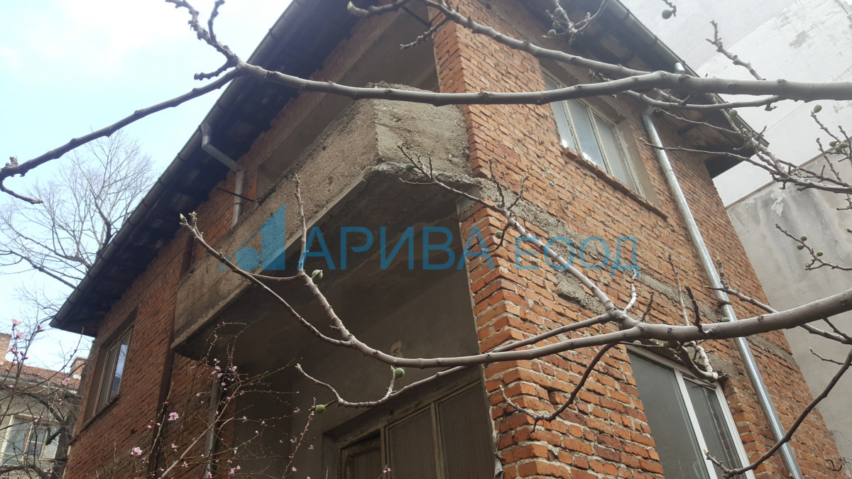 Самостоятелна къща в център Хасково