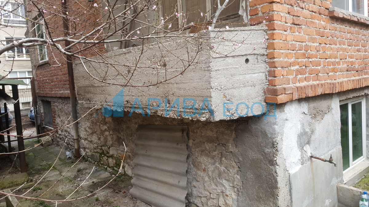 Самостоятелна къща в център Хасково